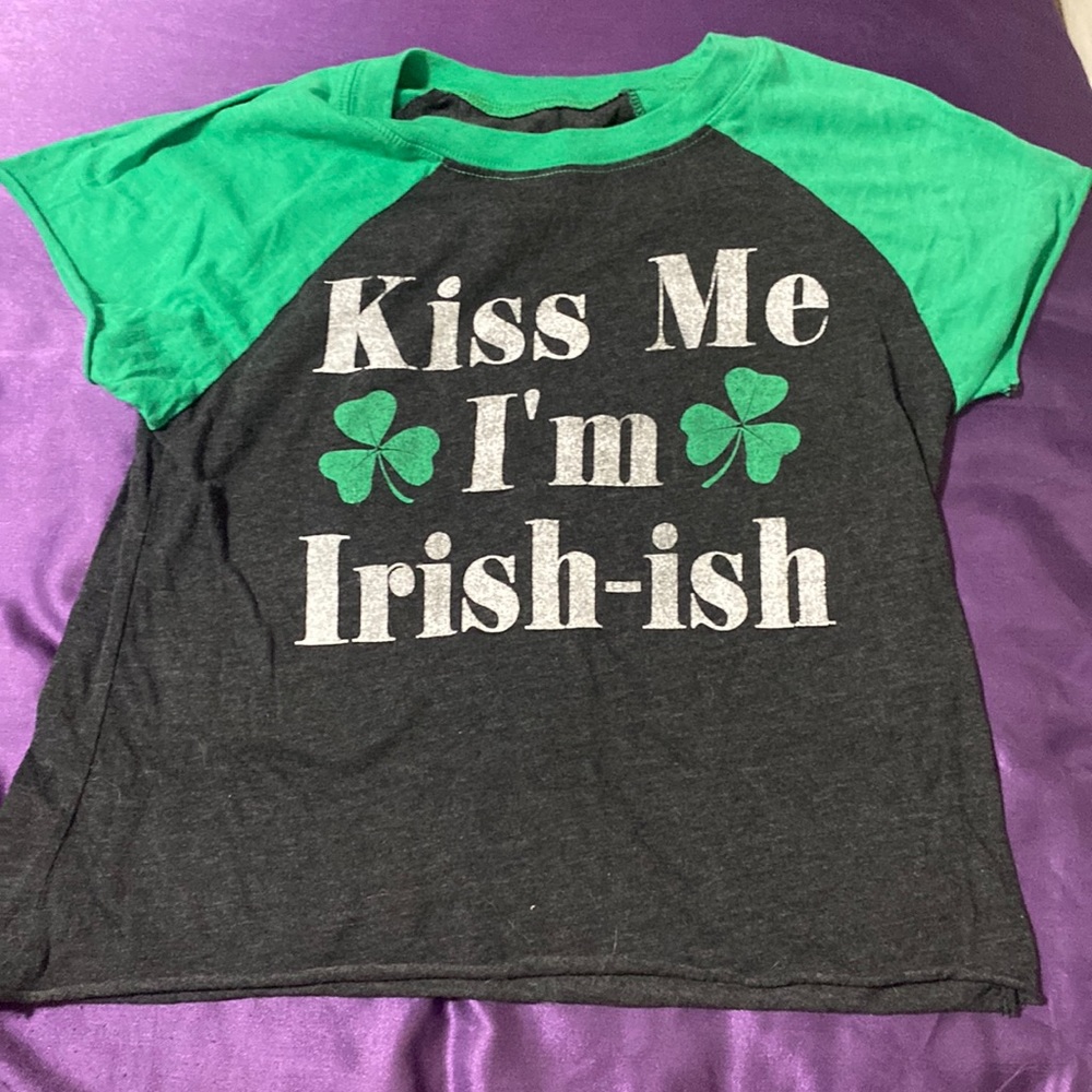 Doesn’t show a size. Would guess a kids size large?